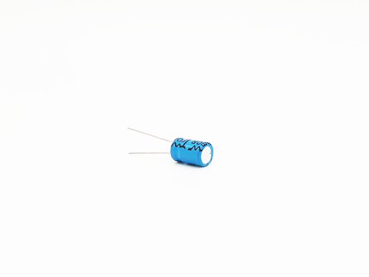 Le condensateur 100UF25V électrolytique bipolaire a non polarisé le condensateur électrolytique