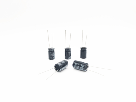 Type radial de condensateur miniature de 220UF50V 10X17mm