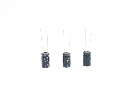 Type radial de condensateur miniature de 220UF50V 10X17mm