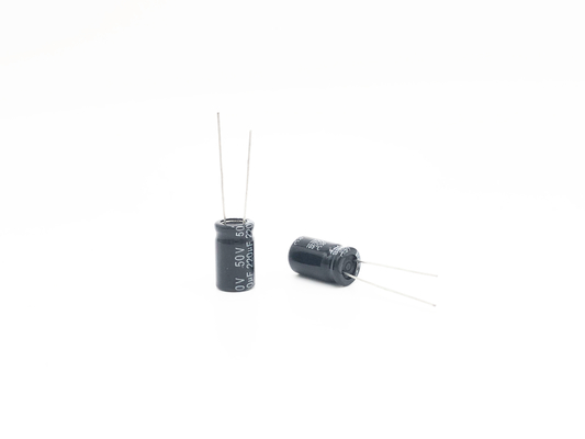 Type radial de condensateur miniature de 220UF50V 10X17mm