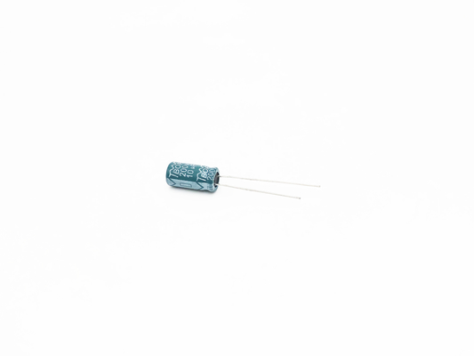 Vert en aluminium du condensateur électrolytique 8x12mm de PST 10UF 200V