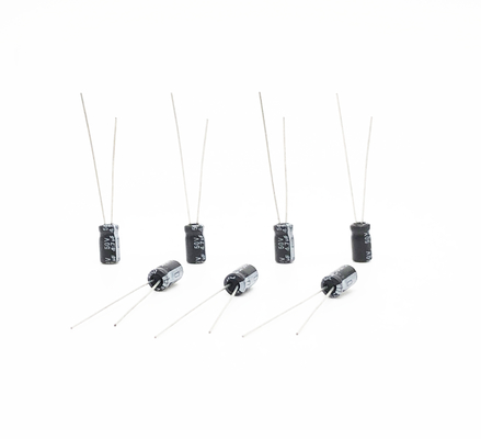 2000 heures chargent le type radial le condensateur 4.7UF 50V 5x11mm d'avance de la vie