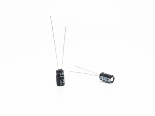 2000 heures chargent le type radial le condensateur 4.7UF 50V 5x11mm d'avance de la vie