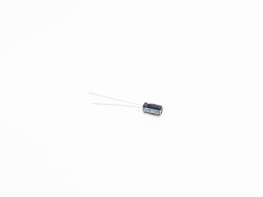 2000 heures chargent le type radial le condensateur 4.7UF 50V 5x11mm d'avance de la vie