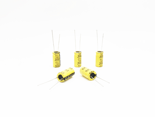 condensateur à hautes températures 6.8uF400V de 10x13mm pour la lumière de LED
